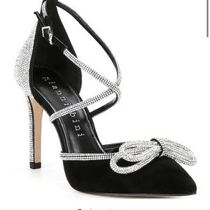 Beautiful heels. Used 2 times. Perfect for Holiday parties